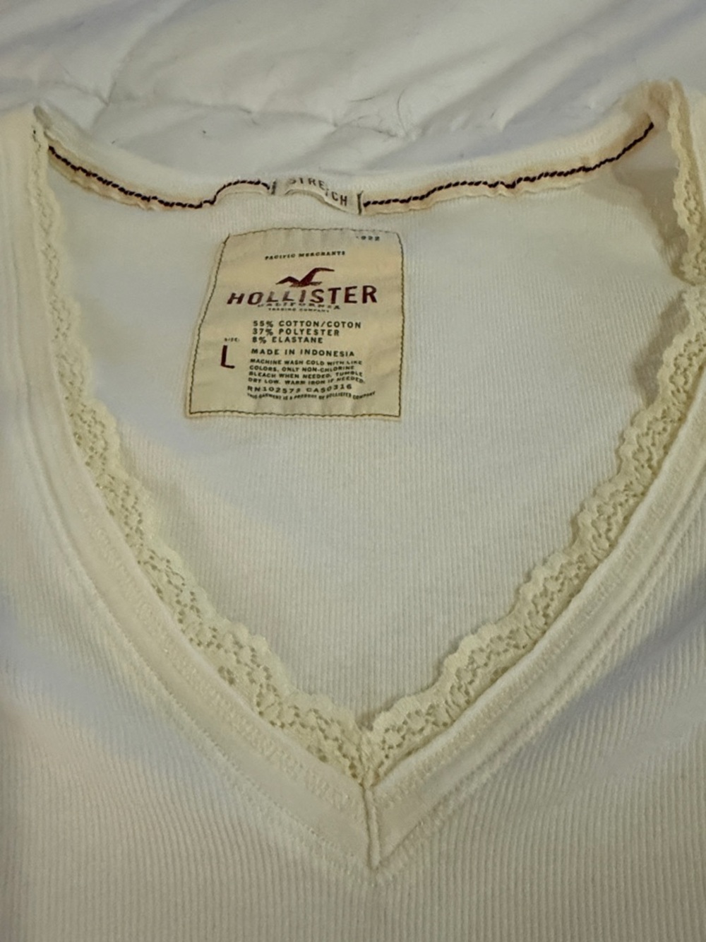 Hollister Cream V-Neck Ribbed Tee with Iconic Hollister Logo - Picture 2 of 4